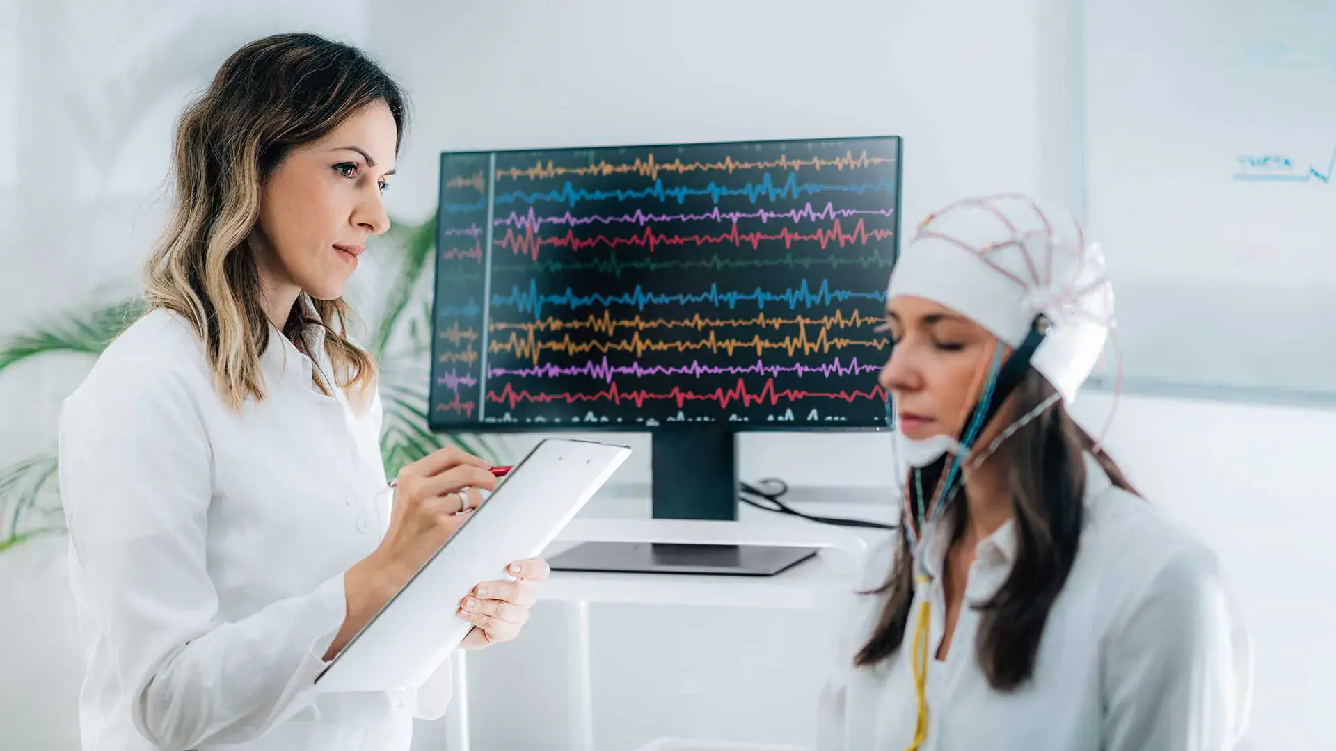 Diese Frau ist bei einem EEG (Elektroenzephalogramm), einem Test zur Messung der elektrischen Aktivität im Gehirn. Schlafstörung bekämpfen.