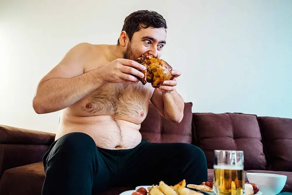 Der ungesunde Lebensstil dieses Mannes führt dazu, dass er an Schlafapnoe leidet.