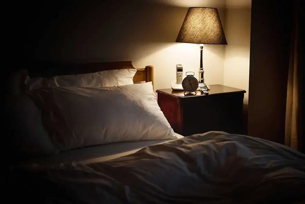 Ein Schlafzimmer sollte ein kühler, ruhiger und dunkler Ort sein, an dem du dich entspannen kannst. Das hilft dir, gut zu schlafen und dich morgens erfrischt zu fühlen.