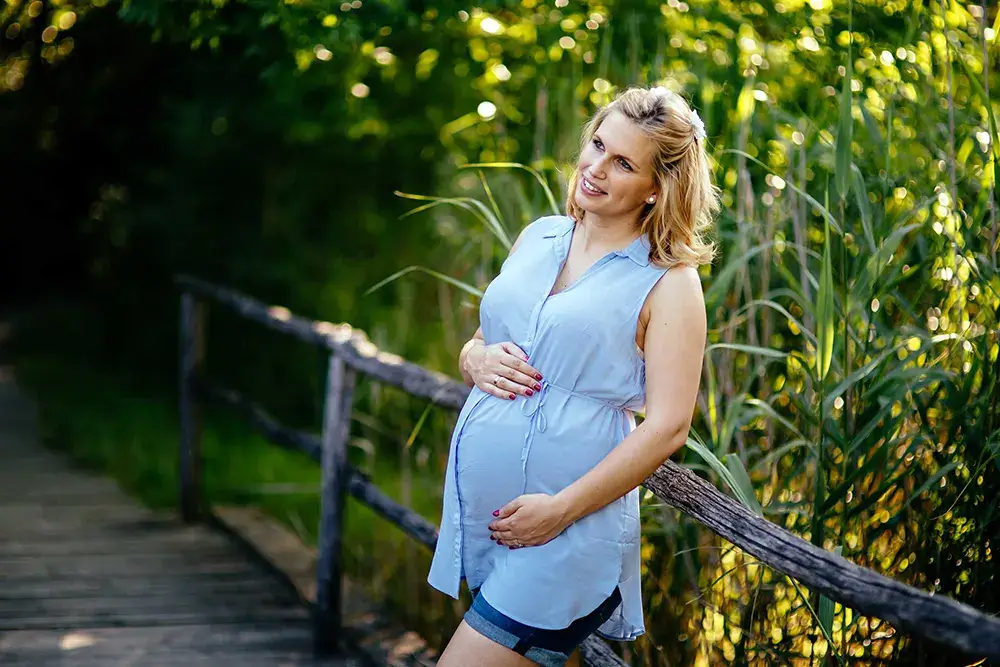 Sonnenlicht ist für schwangere Frauen wichtig, denn es trägt zur Entwicklung gesunder Babys bei.