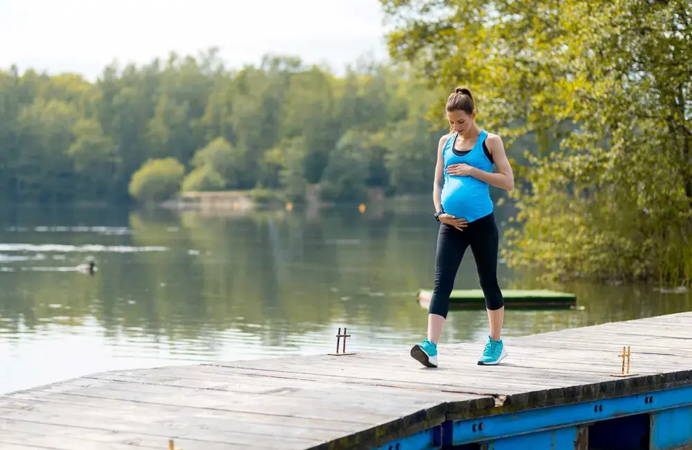 Es gibt viele Vorteile, während der Schwangerschaft aktiv zu bleiben und Sport zu treiben. Wenn du aktiv bleibst, kannst du das Risiko von Schwangerschaftsdiabetes, Präeklampsie und anderen gesundheitlichen Problemen verringern. Sport zu treiben kann auch dazu beitragen, dass du gesund und fit bleibst, und es kann dir die Geburt erleichtern.